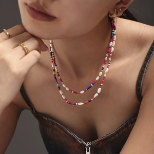 Collier bohème fait main avec perles colorées et perles de culture baroques sur mannequin