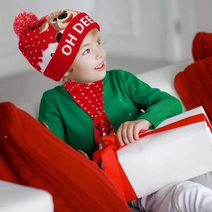Détail de l'ensemble de Noël tricoté rouge avec motif cerf et texte OH DEER