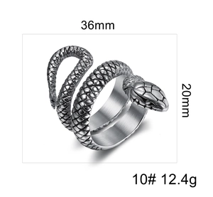 Vista macro dell'anello a serpente in acciaio inox con dettagli e larghezza di 36mm