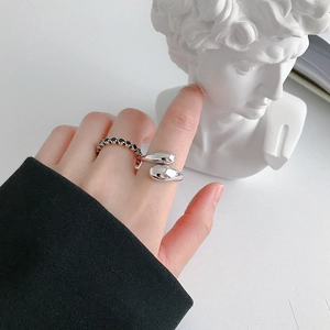 Set di anelli minimalisti in acciaio inossidabile con pietre nere mostrati sulla mano moda