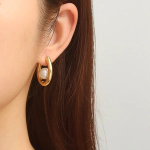 Elegant 18K gold U-shaped oval earrings featuring a single white pearl for women