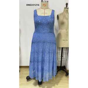 Détail d'une robe bleue à paillettes sans manches avec jupe à volants en taille US-1XL