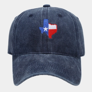 Détail de la broderie du drapeau du Texas sur une casquette en coton lavé bleu marine