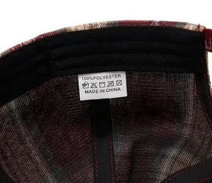 Dettaglio macro dell'etichetta interna del cappello a scacchi in 100% poliestere