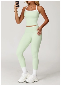 Detail der High-Waist Yoga-Leggings und Sport-Top mit weißen Kontrastpaspeln in Hellgrün