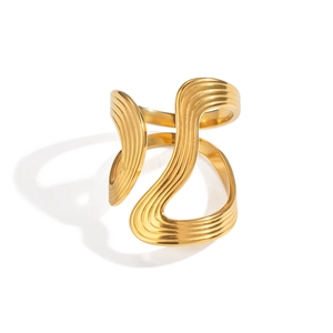 Dettaglio dell'anello largo placcato oro 18K con linee organiche irregolari a strati