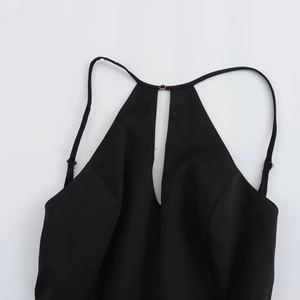 Robe courte sexy noire dos nu avec découpe frontale et coupe ajustée pour femmes stylées