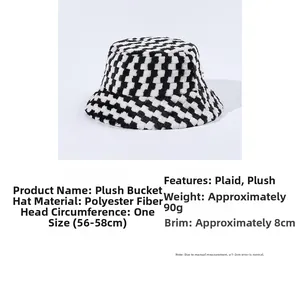 Détail de la texture en peluche et du motif en damier noir et blanc sur le chapeau bob
