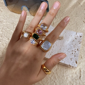 Makroaufnahme von Vintage 18K vergoldeten Ringen mit Smaragd und Perlensteinen