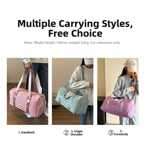 Trois sacs de voyage matelassés rose, vert et violet portés à la main, à l'épaule et en bandoulière
