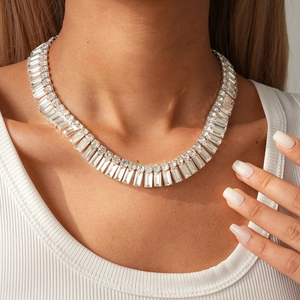 Dettaglio di un choker in argento con strass baguette su modella per stile elegante
