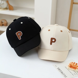 Kids minimalist baseball caps in black and beige with embroidered P letter on front