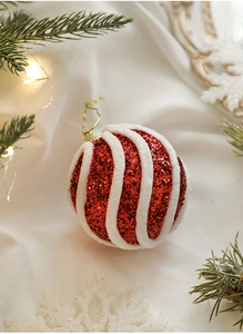 Nahaufnahme der rot-weißen Weihnachtskugel mit Glitzer und Beflockung auf Seide