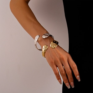 Bracciale rigido geometrico minimalista con trama martellata in oro e argento
