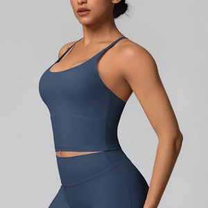 Vue détaillée de la brassière de sport bleu marine et du legging de yoga taille haute