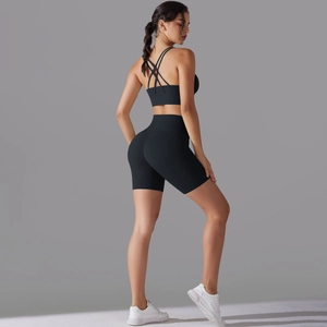 Dettaglio posteriore del reggiseno sportivo incrociato e pantaloncini da yoga neri