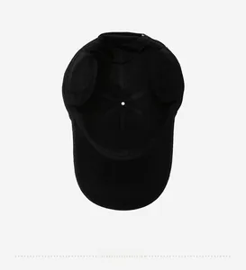 Vue intérieure d'une casquette en laine pour homme montrant la doublure chaude