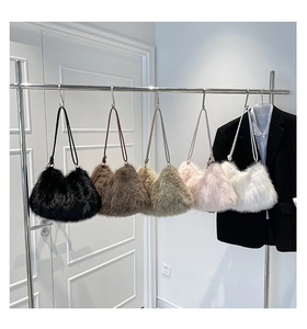 Détail de cinq sacs bandoulière en fausse fourrure en noir, marron, kaki, rose et blanc