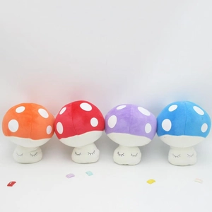 Dettaglio di quattro peluche a forma di fungo colorati con pois ed espressioni ricamate