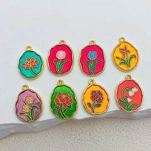 Vue détaillée de huit pendentifs fleur en émail doré pour création de bijoux DIY