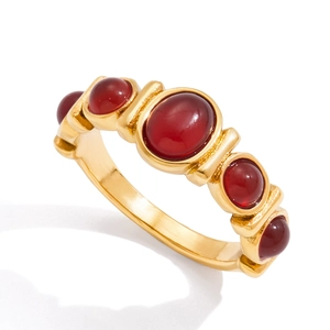 Détail d'une bague dorée vintage avec cinq pierres œil-de-tigre rouges ovales symétriques