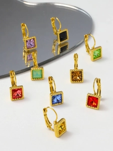 Λεπτομερής λήψη τετράγωνων σκουλαρικιών 14K χρυσού με πολύχρωμα ζιργκόν σε λευκό φόντο