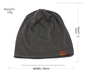 Dettaglio berretto in maglia grigio scuro con dimensioni 28x29cm e peso di 70g
