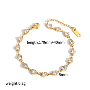 Vue détaillée du bracelet en zircon en forme de cœur doré avec dimensions et paramètres
