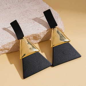 Boucles d'oreilles géométriques en acrylique noir et doré sur support en pierre