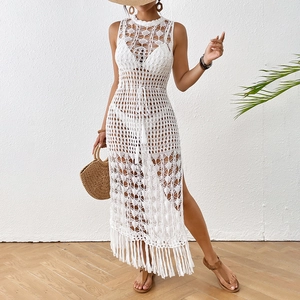 Robe de plage blanche en crochet ajouré avec motif floral et ourlet à franges