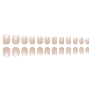 Faux ongles courts carrés rose nude avec perles élégantes et détails argentés