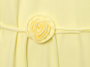 Détail de la fleur 3D faite main sur le haut en maille jaune clair en coton doux