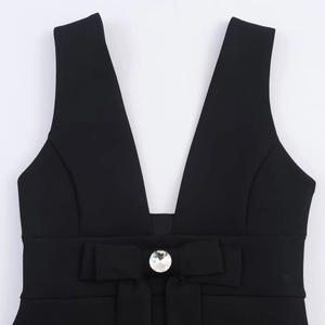 Modisches schwarzes Mini-Kleid mit tiefem V-Ausschnitt und Schleife mit Kristallverzierung