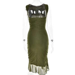 Dettaglio dell'abito smanicato verde militare con arricciature sul retro e orlo a sirena