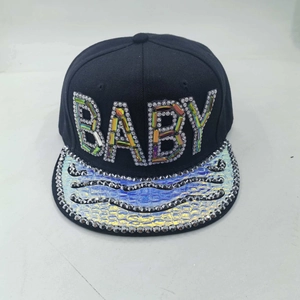 Détails des lettres BABY en strass et motif crocodile sur la casquette snapback noire