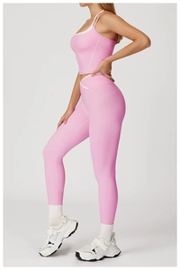 Vue détaillée de l'ensemble de yoga rose avec leggings taille haute et brassière contrastée
