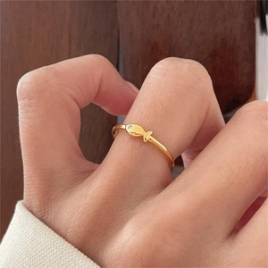 Anello aperto minimalista in argento 925 a forma di pesciolino con piccolo occhio di diamante