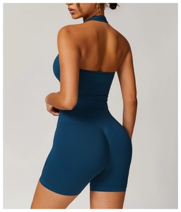 Detail eines nahtlosen Sport-BHs und Shorts in Marineblau für Yoga und Fitness