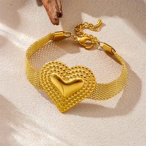 Detail eines goldenen Herz-Armbands mit gewebter Netzkette und verstellbarem Karabinerverschluss