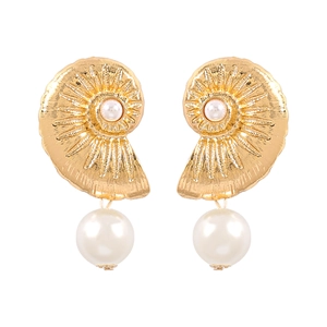 Détail de boucles d'oreilles conque dorées avec perles blanches pour mode de plage