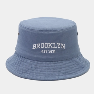Dettaglio del ricamo Brooklyn sul cappello a secchiello in cotone con occhielli