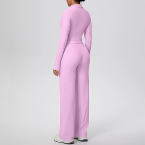 Πίσω όψη ροζ μακρυμάνικο crop top και παντελόνι γιόγκα με φαρδύ μπατζάκι σε σετ