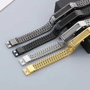 Dettaglio di quattro bracciali da uomo in acciaio con chiusure magnetiche nere
