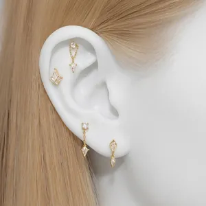 Ensemble de boucles d'oreilles cerf-volant en argent S925 doré avec zircons sur modèle