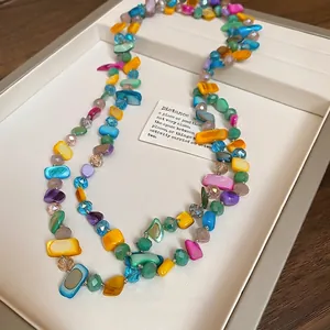 Collier multicouches bohème avec perles de verre colorées et accents de coquillages
