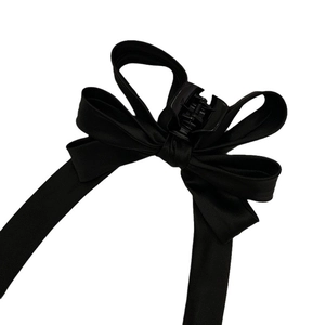 Pince à cheveux élégante avec nœud en satin noir et finition brillante chic