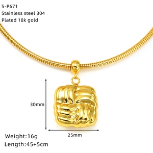 Vue détaillée du pendentif cœur creux en acier inoxydable plaqué or 18K de 30x25mm