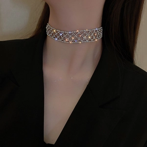 Collier ras du cou scintillant en strass argentés avec design en maille multicouche