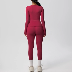 Détail de l'ensemble de yoga bordeaux extensible avec manches longues et pantalon taille haute