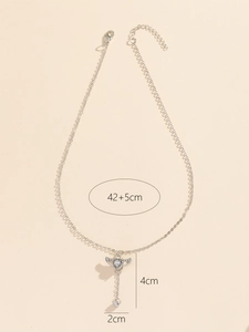 Détail macro du collier cœur ailé argenté avec dimensions de 42+5cm et pendentif 4cm